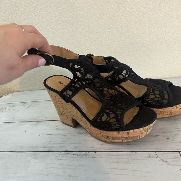 American Eagle Platform Textured lace Upper Sandals
Size 5 - Picture 1 of 10